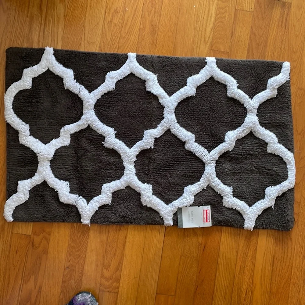 Threshold cotton bath rug 20in x 34in